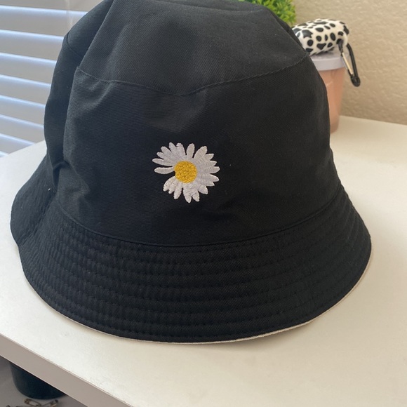 Adorable Daisy Reversible Bucket Hat - Picture 2 of 2